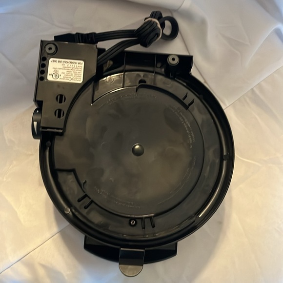 Chef’s Choice PizzellePro Express Bake 835 Pizzelle Waffle Maker - Picture 4 of 5